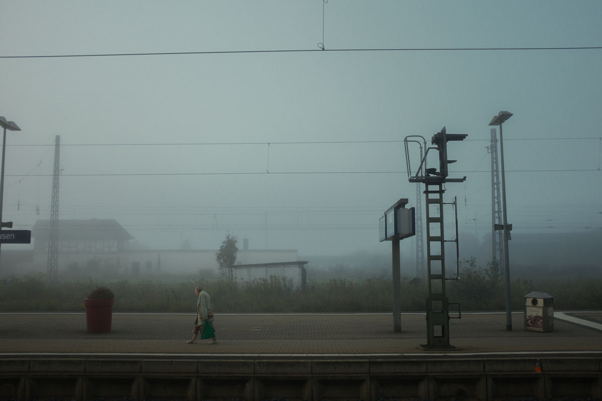 Die Frau am Bahnsteig