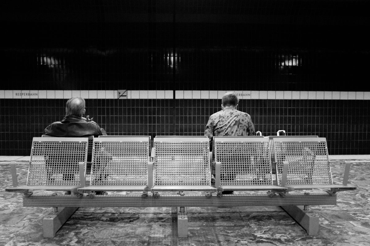 Die zwei Männer in der Untergrundbahnstation